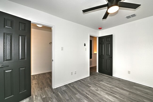 Building Photo - 5 bed | 3 bath | Corner lot | Fully remode...