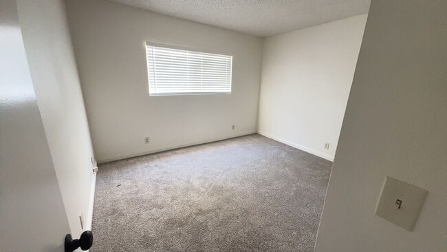 Building Photo - 3 BEDROOM VICTORVILLE HOME