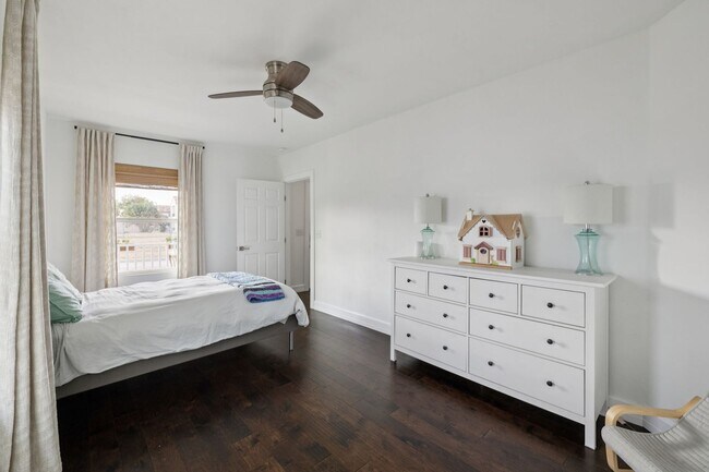 Building Photo - DARLING 2-BEDROOM MAHNCKE PARK COTTAGE