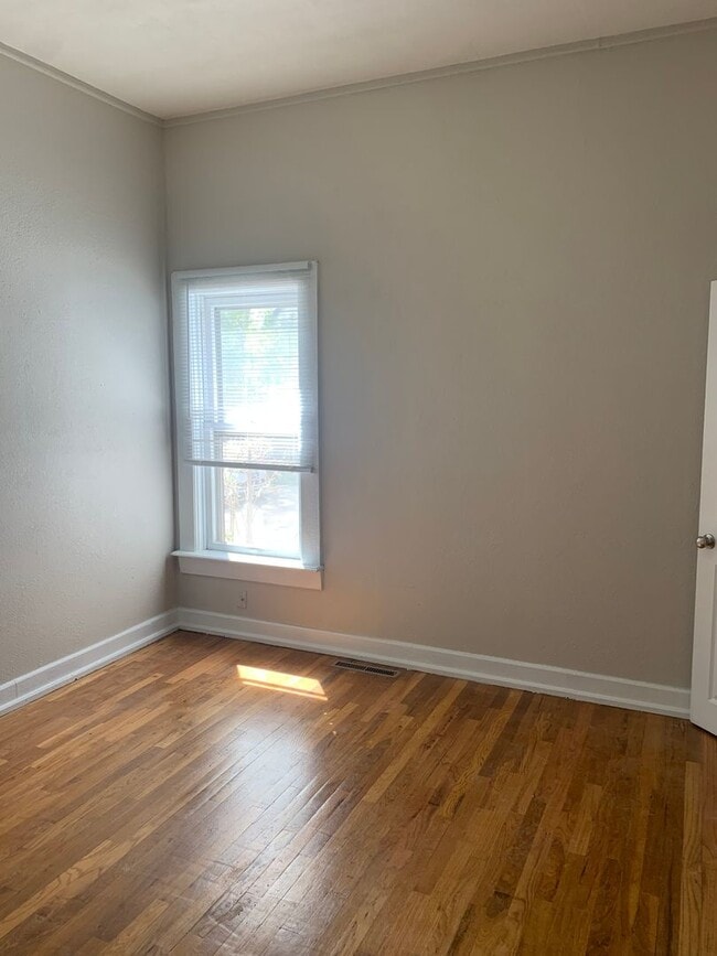 Building Photo - 4 BEDROOM, 1 BATHROOM, SINGLE FAMILY HOME, CONVENIENT DOWNTOWN LOCATION!