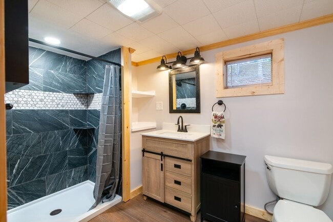 Building Photo - 2 Bedroom 1 Bath Home on E Fork off 441 S.  $1300 a month with a year-long lease