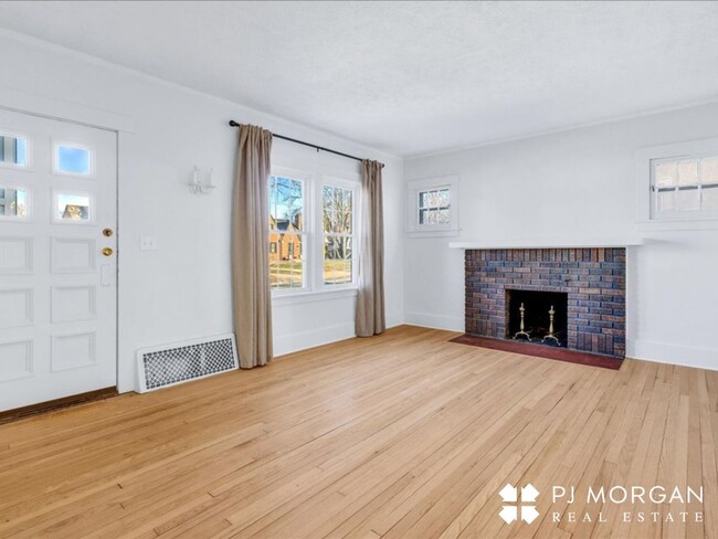 Building Photo - Charming Midtown Rental!