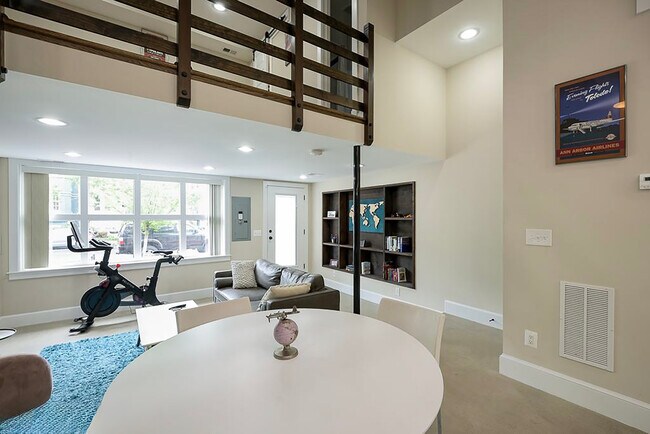 Building Photo - 717 F St NE