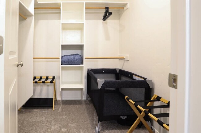 Building Photo - 717 E Elgin St