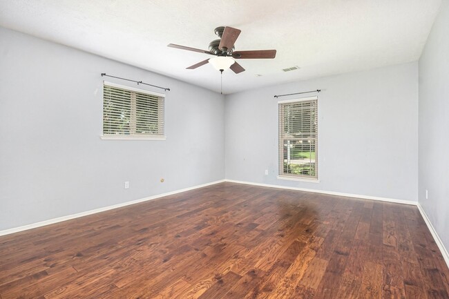 Building Photo - 302 Lochnell Dr
