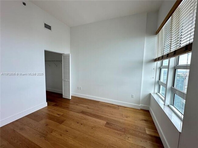 Building Photo - 950 Brickell Bay Dr