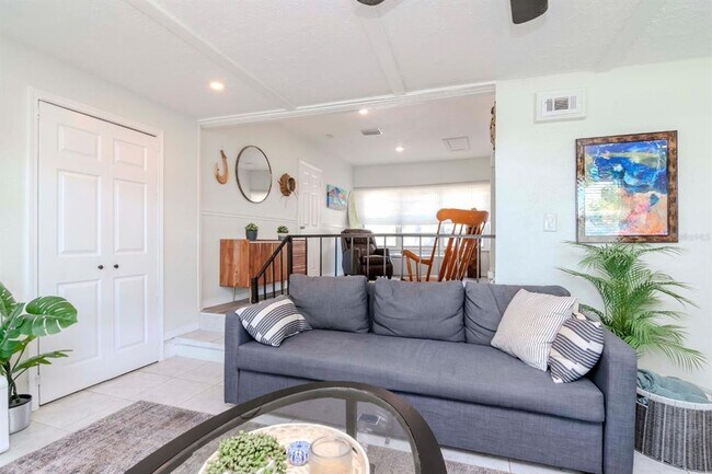 Building Photo - 1528 W River Shore Way