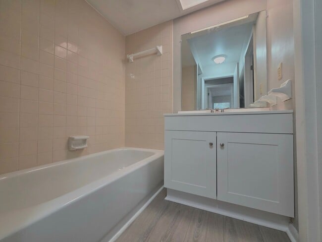 Building Photo - Beautiful 2 Bedroom, 2 Bathroom Apartment ...