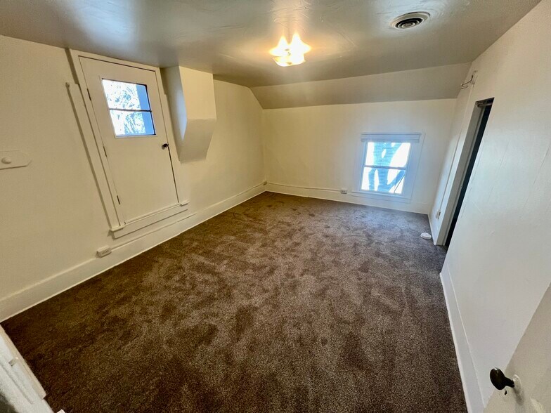 Building Photo - 440 Lake St