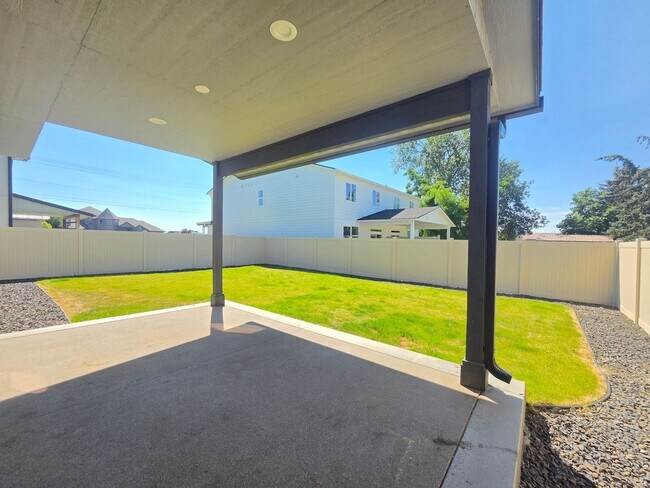 Building Photo - $2,500 - 4 Bed / 2.5 Stunning Home in Five Mile Prairie Neighborhood