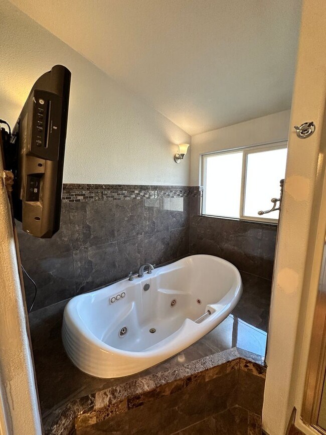 Building Photo - Beautiful Custom One Level Home