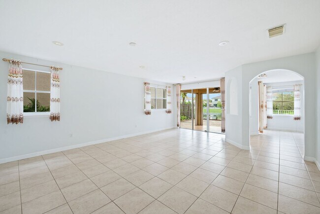 Building Photo - Spacious Waterfront 3-bedroom 3-bath Singl...