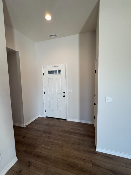 Building Photo - 896 S Silverwood Ln