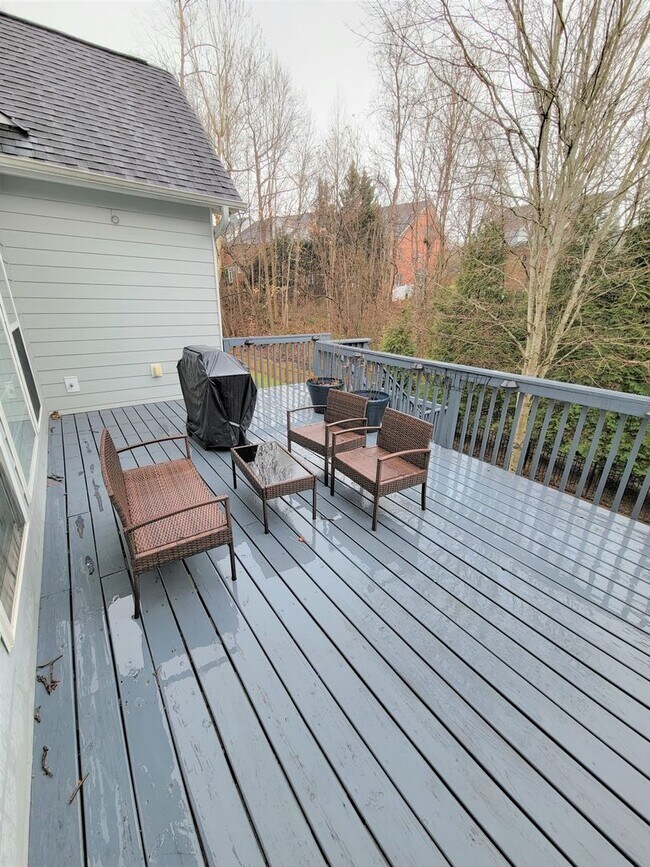 Building Photo - Stunning Willoughby Park Home
