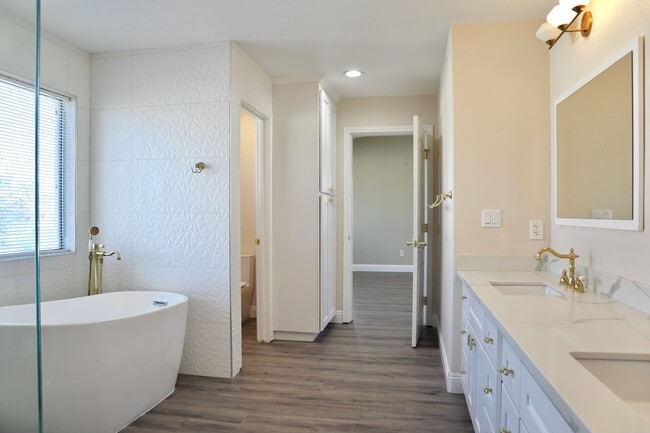 Building Photo - Luxurious 3-bedroom home - beautiful, must...