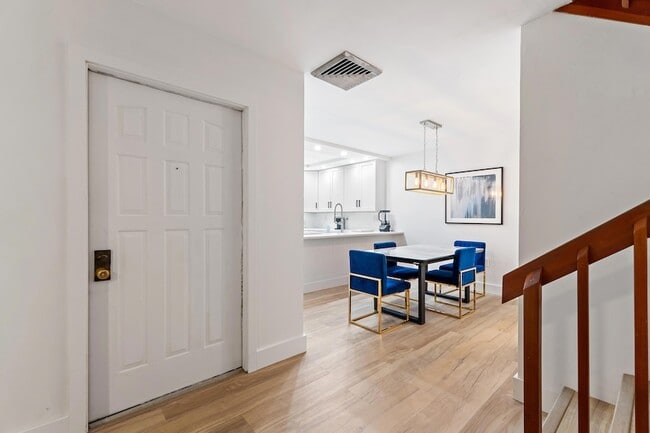 Building Photo - 3052 30th Ct