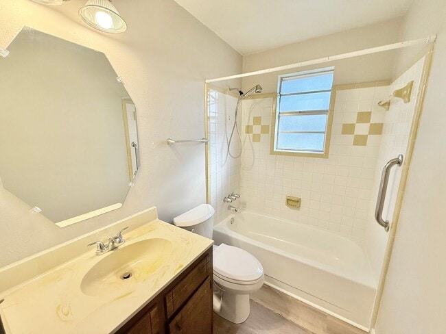 Building Photo - Spacious 3-Bedroom Home