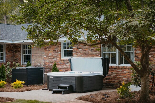 Building Photo - 946 Magnolia St SE