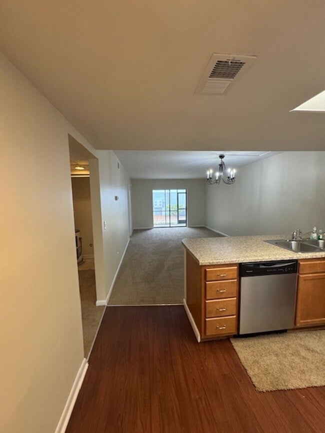 Building Photo - Holly Tree Condominiums