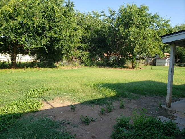 Building Photo - 652 Lotus Ave