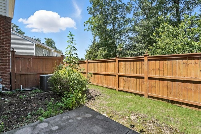 Building Photo - WONDERFUL TOWNHOUSE IN CARY-3 BEDROOMS 2 1...