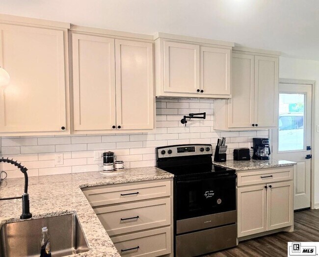 Building Photo - 923 Fortune Dr