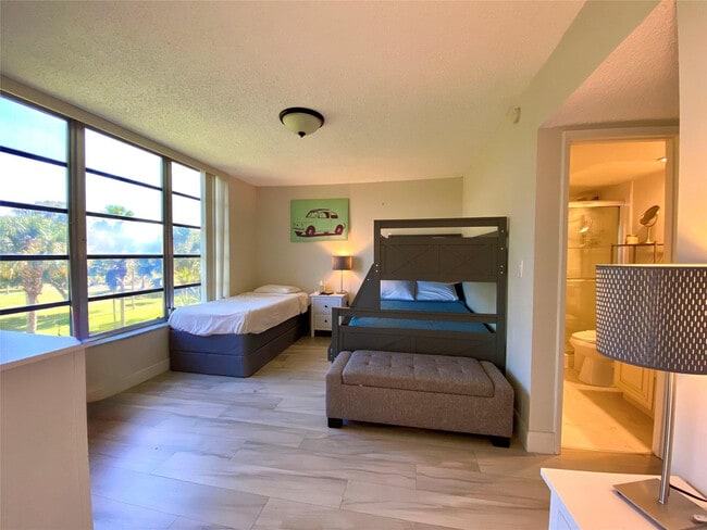 Building Photo - 3800 Oaks Clubhouse Dr