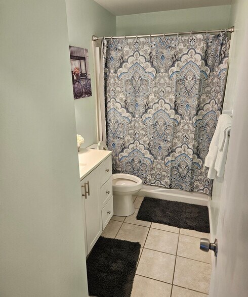 Building Photo - 2000 Greens Blvd