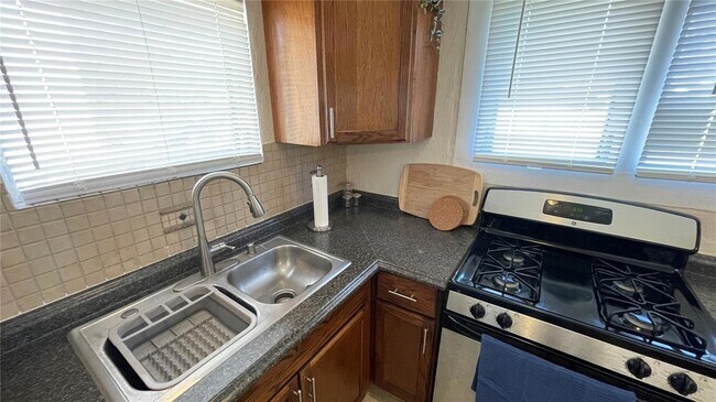 Building Photo - 3503 7th Ave W