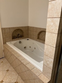 Master Bathroom Jacuzzi Bath and Shower - 20 Catamaran St