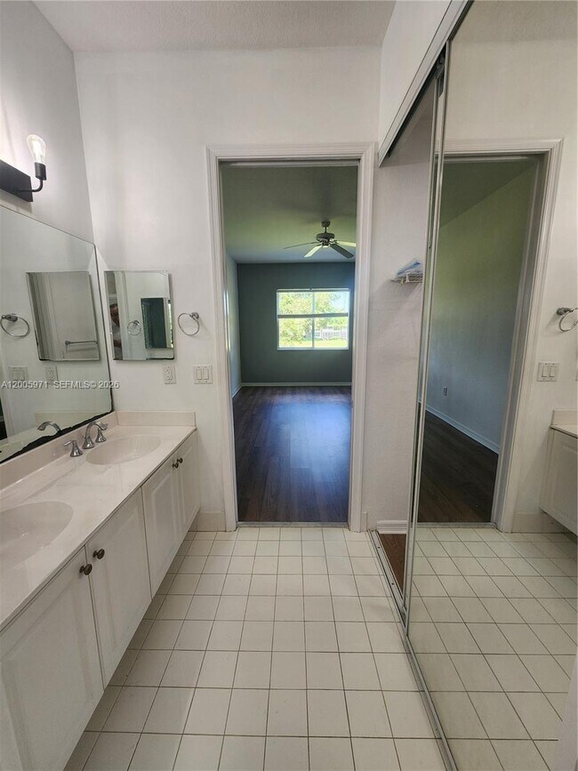 Building Photo - 3600 Oaks Clubhouse Dr