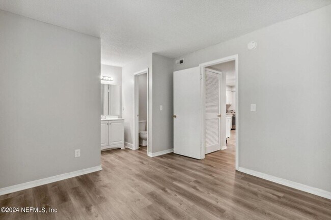 Building Photo - Renovated Condo in a Convenient Location!