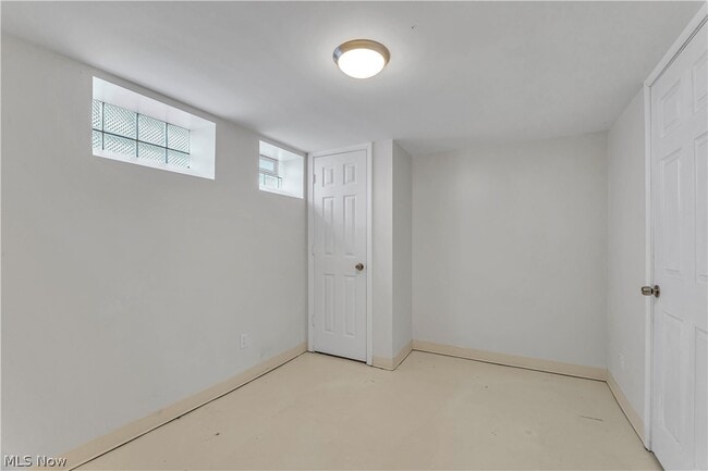 Building Photo - 325 Thelma Dr