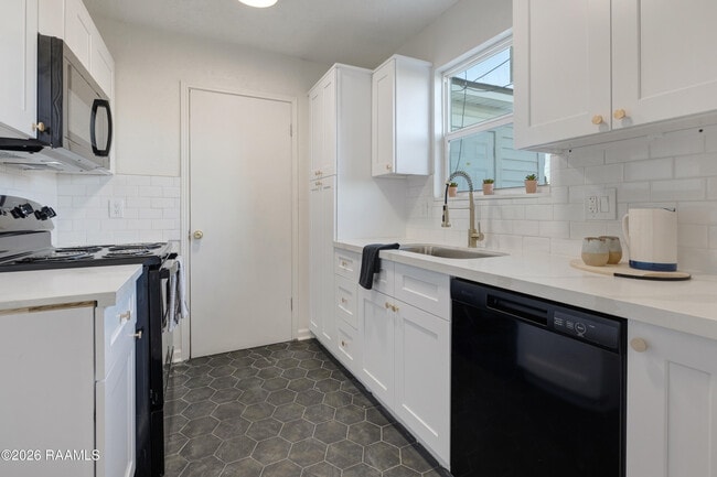 Building Photo - 121 Courtney Dr