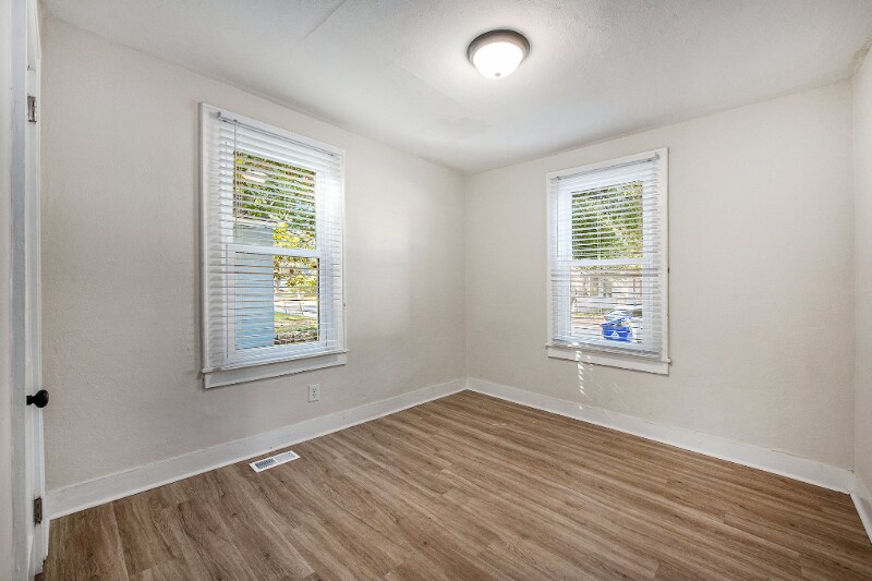 Building Photo - 2755 E Surrey Dr