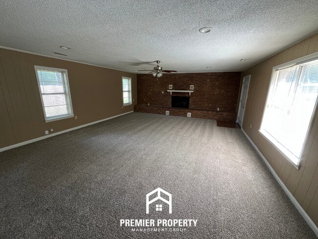 Building Photo - 3BR/1.5BA Memphis Rental with Tile Flooring, Brick Fireplace & Fenced Yard