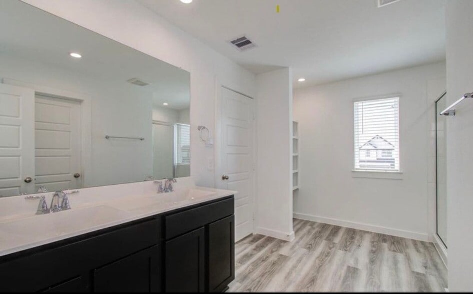 Building Photo - 2911 Crown Gate Dr