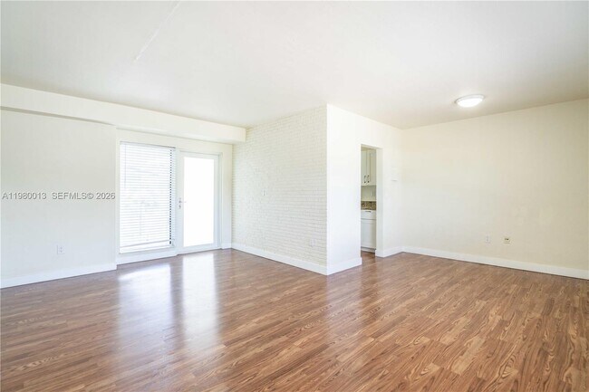 Building Photo - 1940 Biarritz Dr