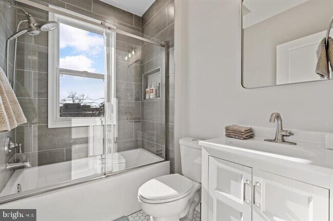 Building Photo - 444 Kenyon St NW