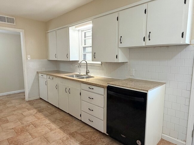 Building Photo - 2434 Beechwood St