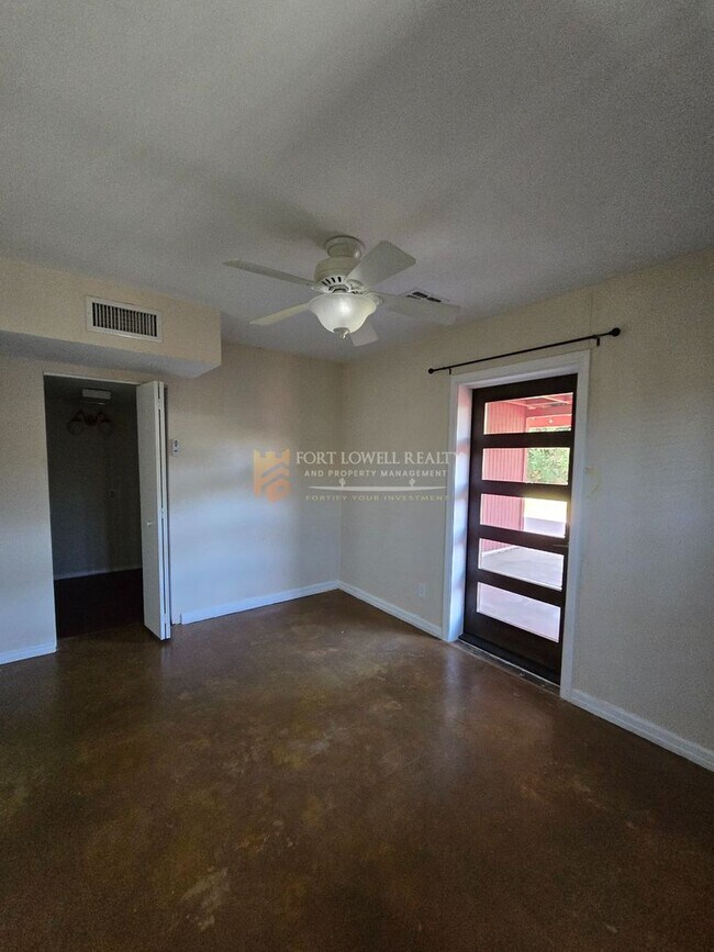 Building Photo - Vintage 3 Bedroom, 2 Bath Home with all the Modern Conveniences!
