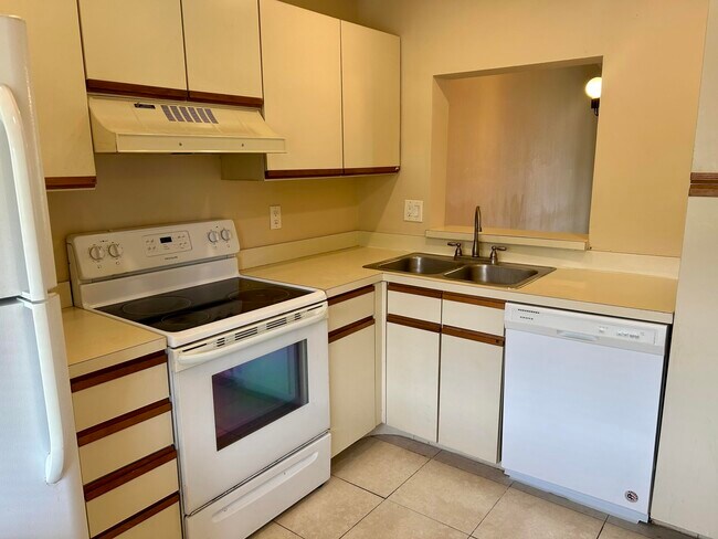 Building Photo - 6649 Somerset Dr