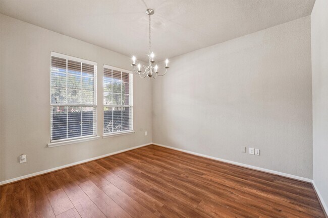 Building Photo - 115 Black Swan Pl