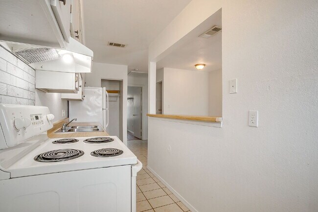 Building Photo - Charming 2-Bedroom Duplex Retreat on White...