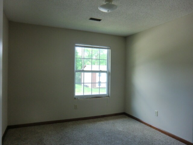 Building Photo - 12 Cherry Tree Ln