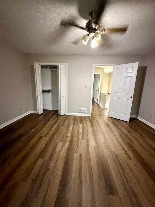 Building Photo - 2 bed / 1.5 bath townhome in Oakwood
