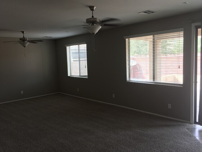 Building Photo - 3 Bed 2.5 Bath home!!