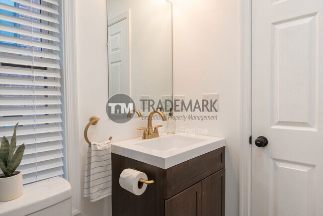 Building Photo - 323 N Mulberry St