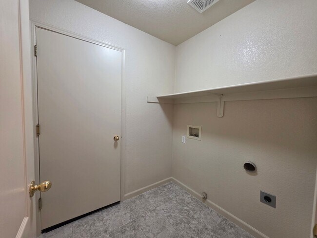 Building Photo - Single story home near CSU Stanislaus!