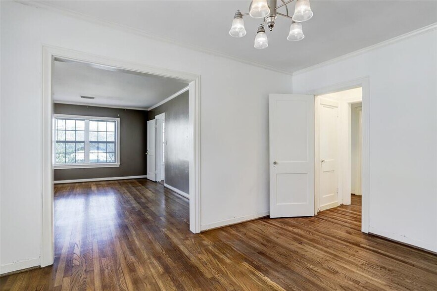 Building Photo - 2636 Greenbriar Dr